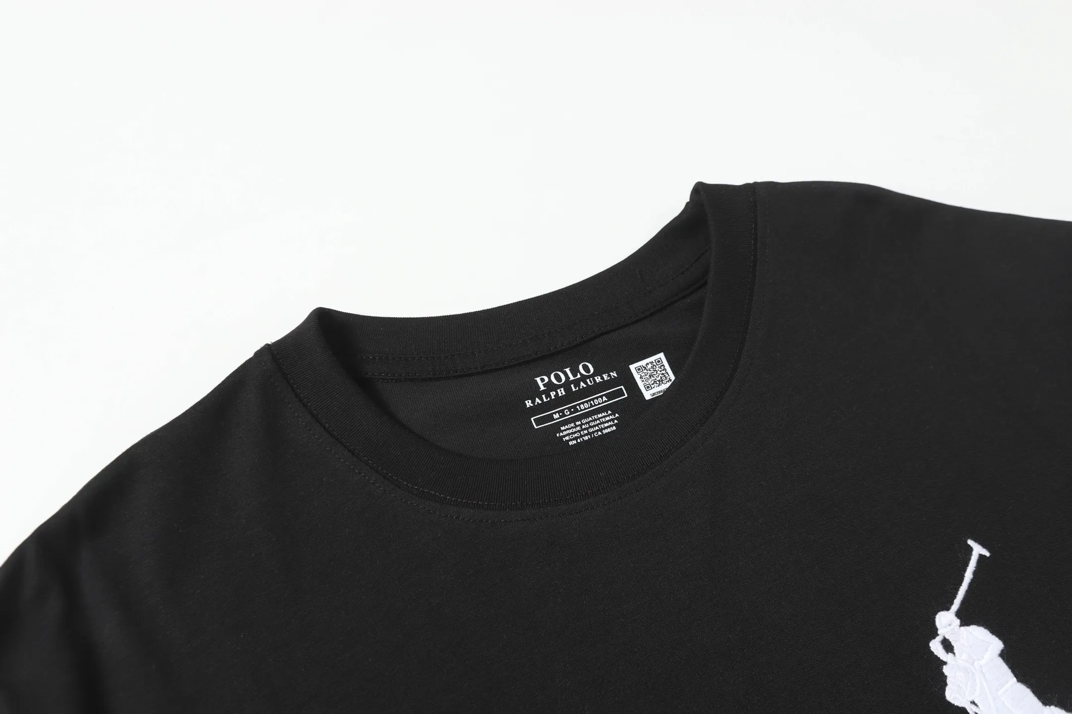P130 Style number: 652 Brand reputation: Ralph Lauren is an internationally renowned high-end fashion brand, representing quality, style and status. Wearing its short sleeves can highlight consumers' taste and identity. Classic design: The brand has unique and enduring classic design elements, such as the polo logo, iconic color combinations, etc., which are both fashionable and recognizable. High-quality fabric: Made of double yarn 280g fabric, usually made of high-quality cotton fabric, which is soft, breathable, and sweat-absorbent, comfortable to wear, and suitable for various occasions and seasons. Exquisite craftsmanship: Pay attention to detail processing and production technology, neat stitching, and tailoring to ensure the durability and beauty of the clothing. Diversified styles: covering a variety of styles from casual to formal, simple to gorgeous, meeting the individual needs and wearing scenarios of different consumers. Strong matchability: Can be matched with a variety of bottoms, jackets and accessories to easily create a variety of different fashion looks. Inheritance and innovation: While maintaining the traditional charm of the brand, we constantly innovate designs and incorporate new fashion elements to keep our products attractive. Brand values: The American lifestyle and positive values ​​conveyed by Ralph Lauren are also recognized and yearned for by consumers. Color: Black White Gray Blue White Blue Red Pink Sky Blue Bean Green Burgundy Complete Sizes: S, M, L, XL,